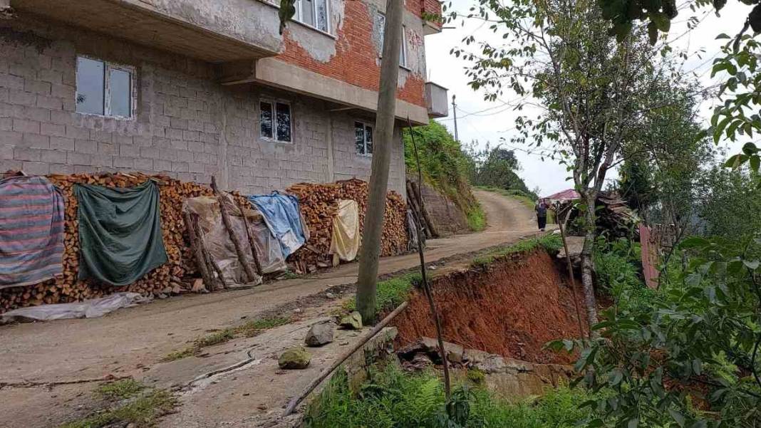 Toprak kaydı, tahliyeler başladı... Rize'de sağanak kabusu bitmiyor 5